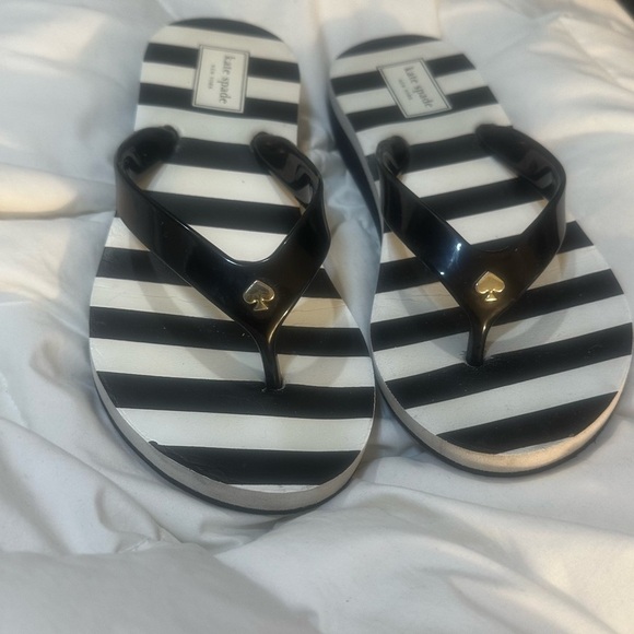 Kate Spade Black White Stripe Flip Flops Sandals 6M Beach Quiet Luxury Resort - Picture 2 of 4